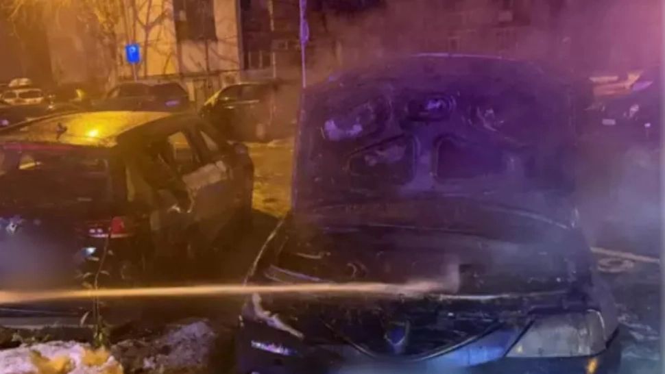 Trei masini au luat foc în Cluj. Un bărbat a ajuns la spital.