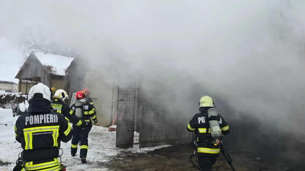 Pericol major la Satu Mare: butelii cu oxigen scoase dintr-un depozit în flăcări/ Foto: ISU Satu Mare 