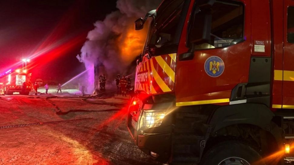 Incendiu puternic la o tinichigerie auto din Tulcea. Pompierii intervin cu mai multe autospeciale (foto: ISU Delta Tulcea)