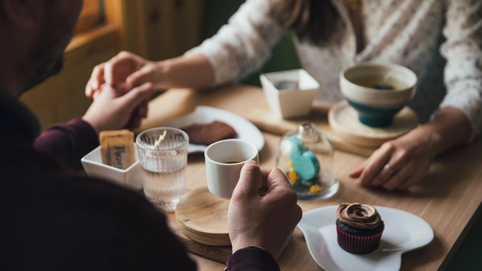 Influencerii care au încercat să achite nota cu notorietatea online, puși la punct de patronul unui restaurant