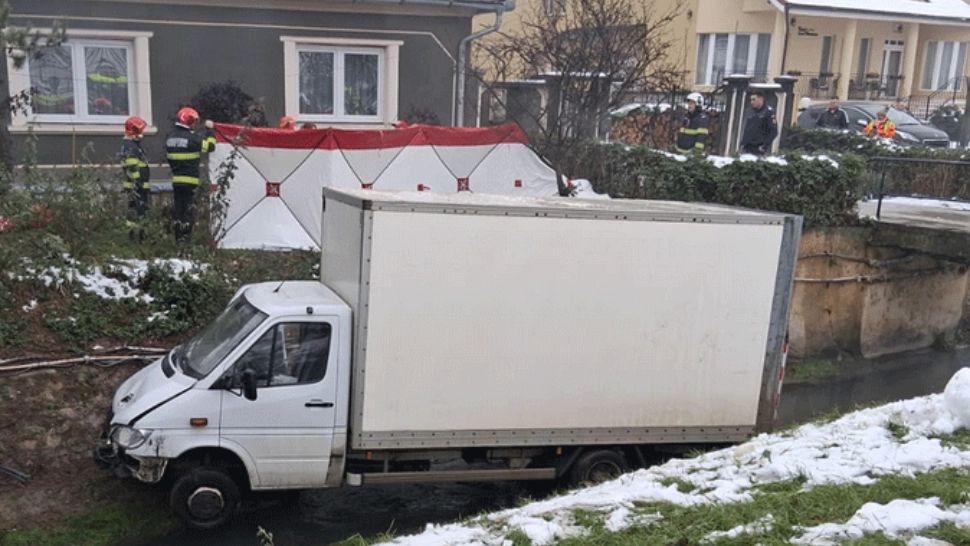 Un bărbat a murit după ce camioneta pe care o conducea a căzut într-un pârâu. Sursa foto: Sursadevest.ro.