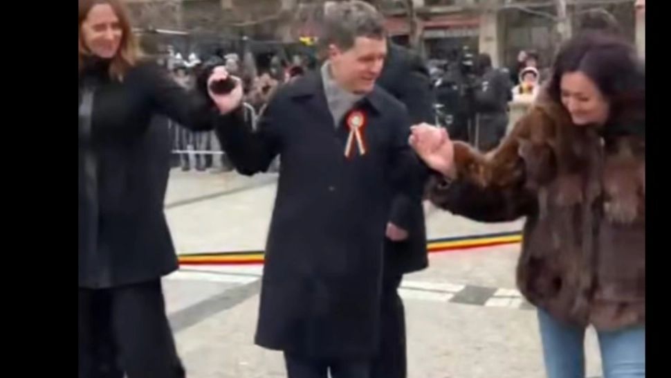 Hora Unirii, un dans cu „obstacole” pentru Nicușor Dan. 