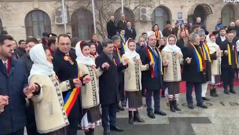 Nicușor s-a prins în hora aranjată, altfel oamenii îl înjură constant. 