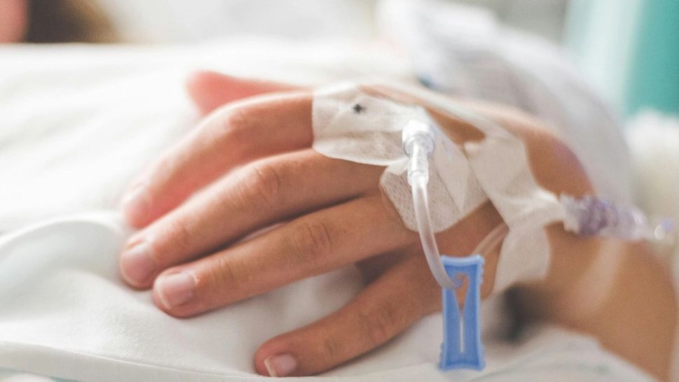 Spitalele din Iași, sufocate din cauza măsurilor de austeritate ale lui Bolojan. Unul din zece ieșeni a rămas fără asigurare și blochează Urgențele