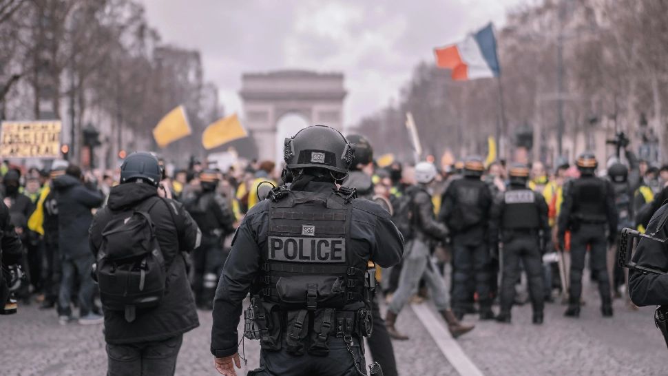 A fost haos in Paris, în noaptea de Revelion. Peste 1.000 de vehicule incendiate și peste 500 de persoane reținute 