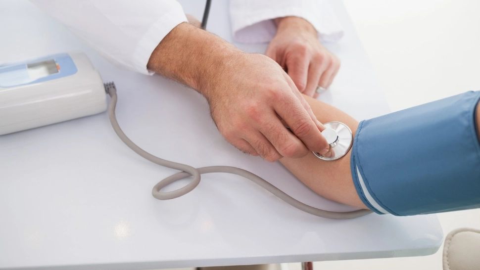 Tăierea primei zile de concediu medical lovește pacienții cronici și oncologici. Scrisoare deschisă către Bolojan: „Nu e o corecție, e pâinea pe o săptămână”/ Profimedia