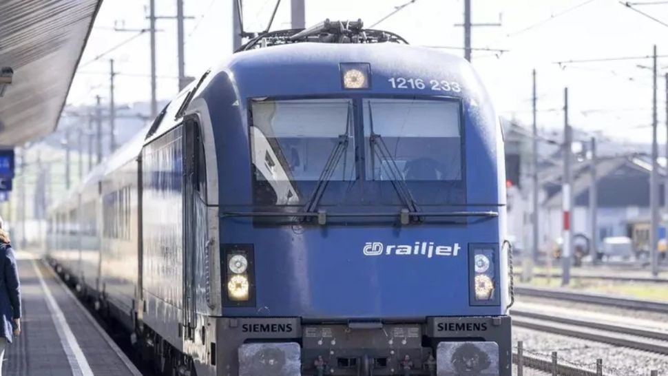 Un român a vrut să fure un tren de pasageri din Austria, dar n-a știut să îl pornească. Sursa foto: Profimedia.com.