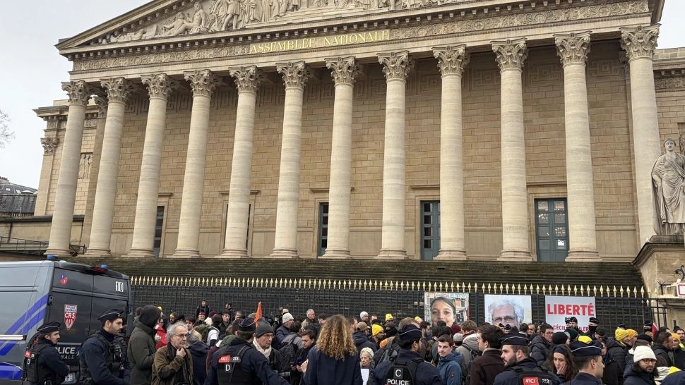 Protestatarii s-au strâns în fața Adunării Naționale (Profimedia)