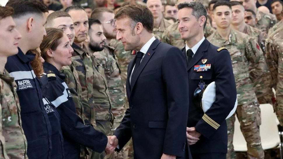 Emmanuel Macron într-o inspecție a trupelor (Foto: Profimedia)
