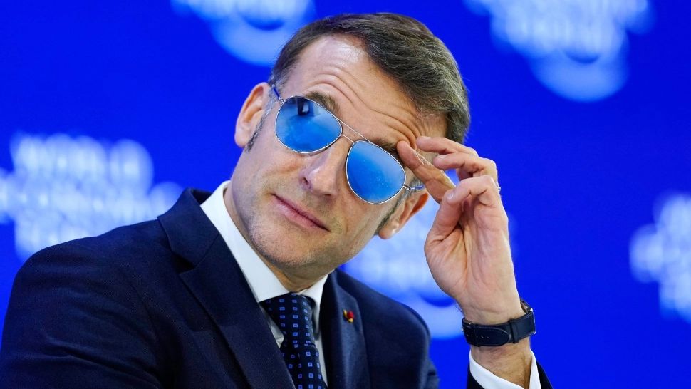 Macron, apariție șocantă la Davos. Motivul pentru care poartă ochelari de soare (foto: profimedia)