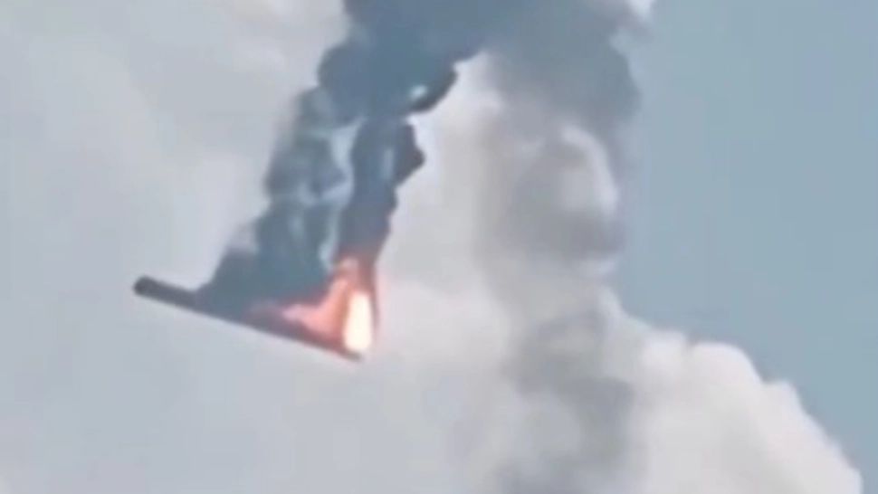 Racheta s-a prăbușit peste un deal, provocând un incendiu imens. Foto/Captură video