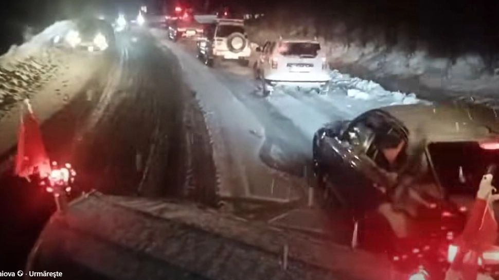 Turiștii și-au parcat mașinile pa marginea drumului. Foto/Captură video