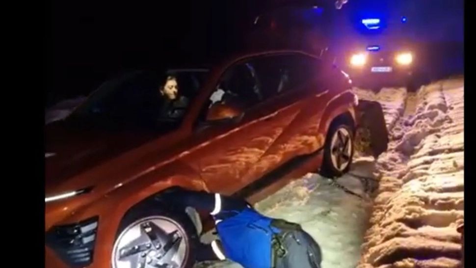 Misiunea a căpătat un caracter urgent după ce apelantul a raportat prezența a doi copii mici în autoturism