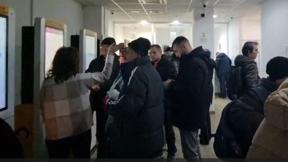 Românii au luat cu asalt ghișeele