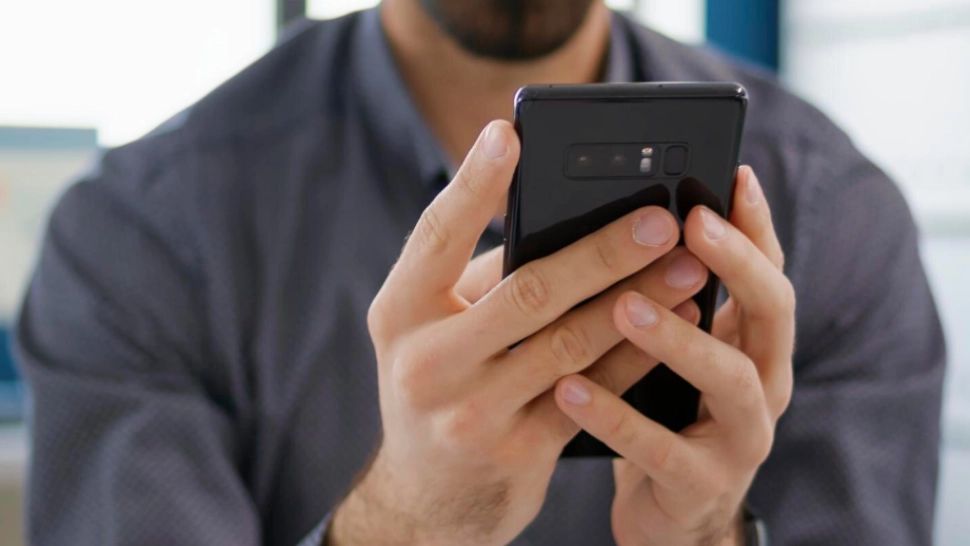 Scandal într-o țară europeana, după ce autoritățile au primit undă verde pentru confiscarea telefoanelor la graniță. „Un nou atac asupra drepturilor omului”
