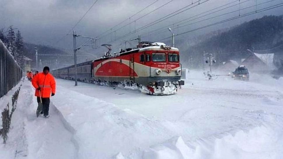Trenurile circulă foarte greu din cauza condițiilor meteorologice nefavorabile, fiind raportate întârzieri chiar și de peste 4 ore