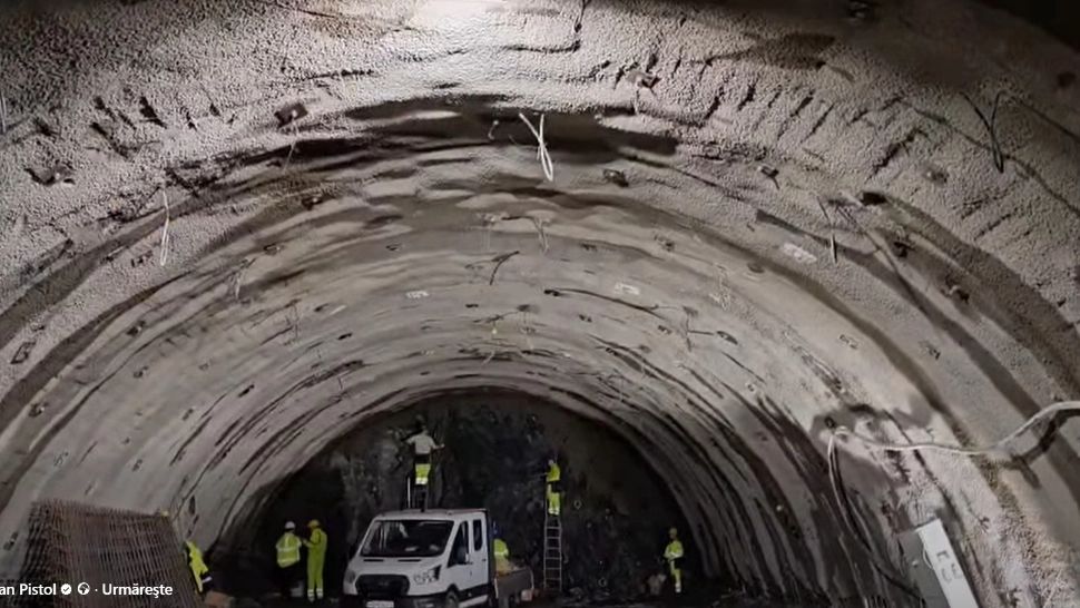 Cum este dinamitată stânca pentru construcția unui tunel pe A1