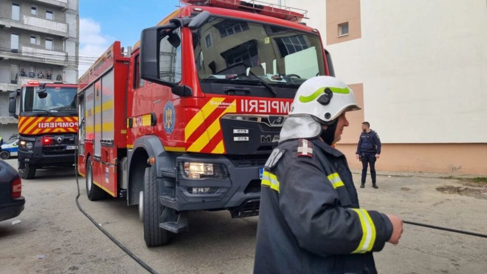 Explozie urmată de incendiu într-un bloc din Craiova. Mai multe echipaje de intervenție, mobilizate de urgență | VIDEO