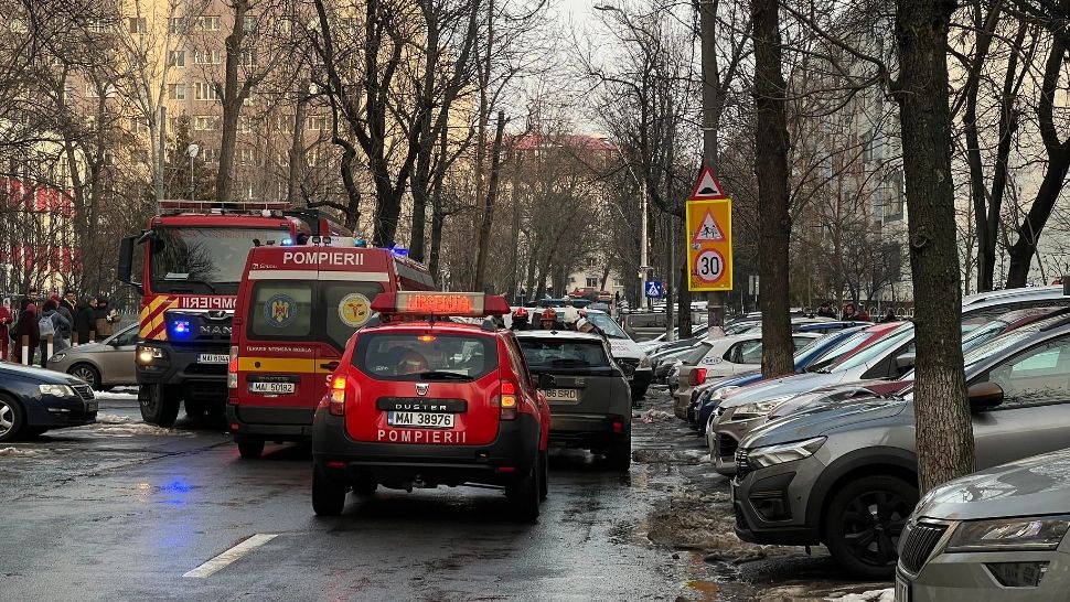 Tragedie în Capitală: o fetiță de 5 ani și-a pierdut viața după ce a fost spulberată de o mașină, chiar în fața unei școli. Copila trecea strada alături de bunică  - VIDEO