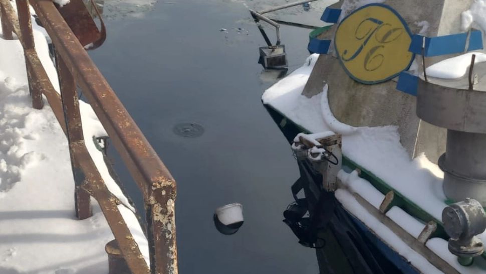 ALERTĂ de poluare cu petrol pe Dunăre după ce un împingător s-a scufundat! Ce spun reprezentanții de la Apele Române FOTO&VIDEO