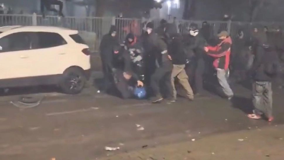 Revolte de stradă în Italia. Un polițist, aproape să fie linșat de Antifa, grupare de extremă stânga