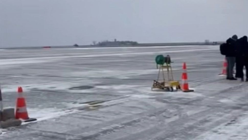 Haos pe Aeroportul Suceava, după ce pista a fost paralizată de gheață. Mai multe zboruri au fost amânate. Sute de pasageri, blocați în terminal