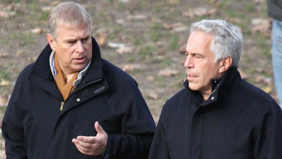 Fostul prinț Andrew Windsor, eliberat după 12 ore de la arestare. Va fi cercetat în continuare în libertate în dosarul Epstein
