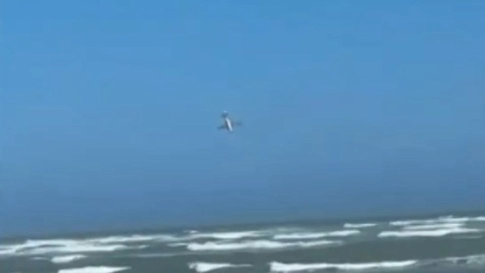 Momentul în care un avion se prăbușește în ocean. Trei oameni au murit.