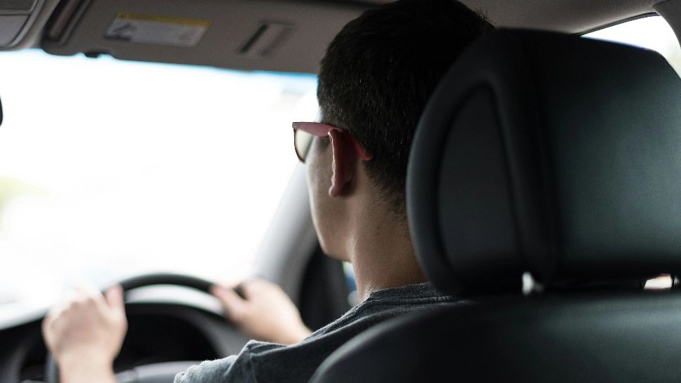Cum pot cere șoferii suspendarea permisului de conducere. Regulile pe care trebuie să le respecte.