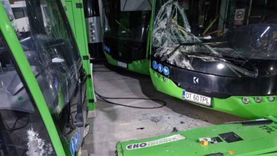 Un șofer de autobuz din Slatina a făcut praf două autobuze electrice. Foto: reporter24