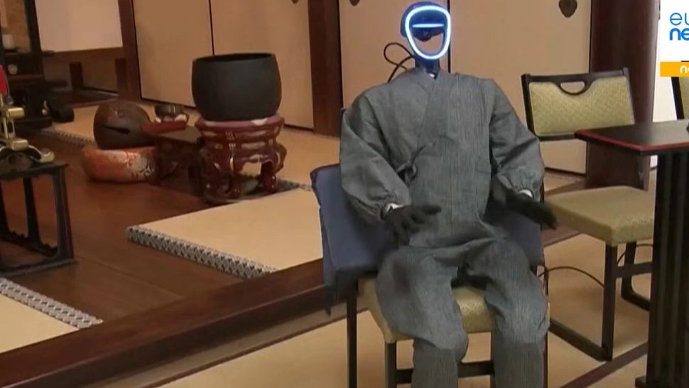 Robotul umanoid „Buddharoid” și-a etalat recent capacitatea de a ghida pelerinii. Foto/Captură video