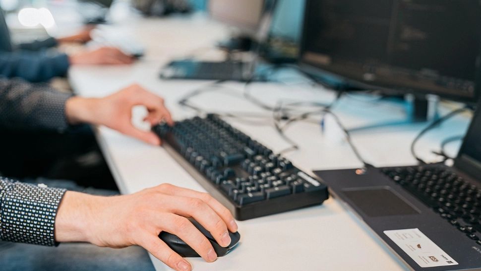 Studiu 2026: ce își doresc angajații în noul an profesional - salariu mai mare (80%), program flexibil (45%), remote (40%), avansare și proiecte motivante (35%)