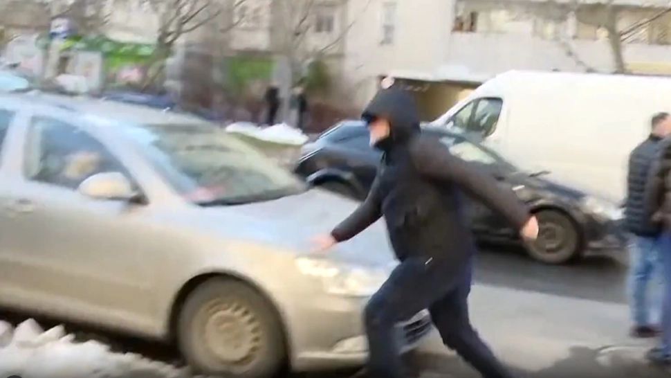 Falsul general SIE din dosarul avocatei șpăgare din PNL a atacat jurnaliștii cu bucăți de gheață – VIDEO