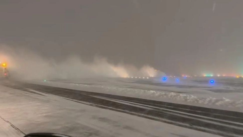 Zeci de utilaje de deszăpezire lucrează de zor pe aeroporturile Otopeni și Băneasa