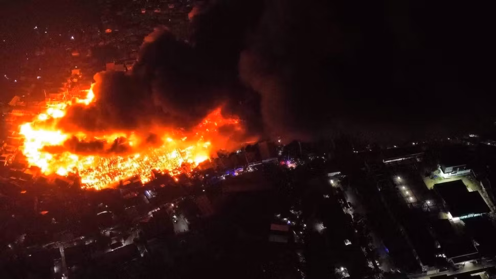 Incendiu de proporții într-un cartier rezidențial din Filipine. Mii de persoane, forțate să-și părăsească locuințele