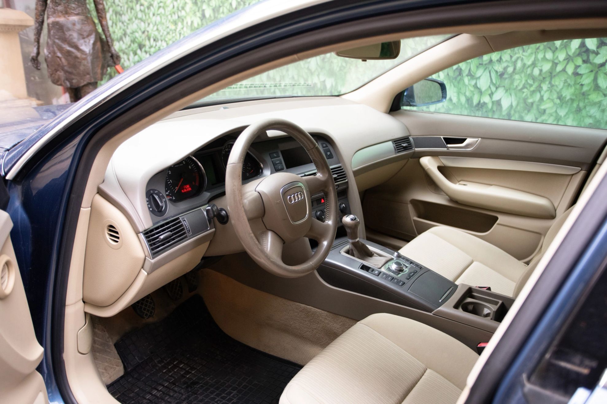 Un copil de 11 ani și-a accidentat mama după ce a pus în mișcare mașina lăsată cu cheile în contact