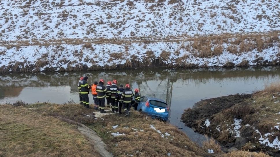 Accident în Iași: o șoferiță a ajuns la spital după ce a plonjat cu mașina în râul Bahlui / Foto: ISU Iași 