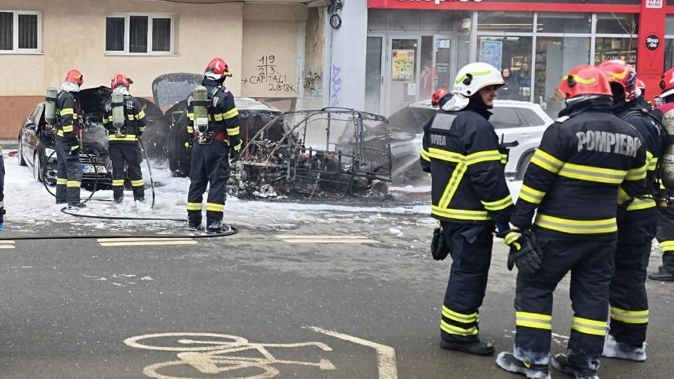 O femeie a murit într-un cvadriciclu ce s-a făcut scurm, în București. Foto/ISU
