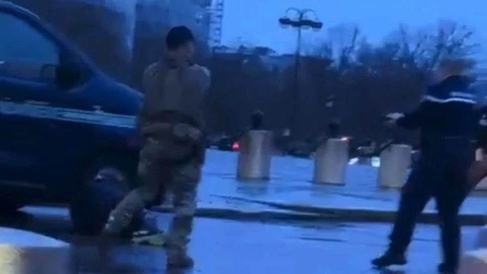 Atac la Arcul de Triumf din Paris: bărbat înarmat cu cuțit, împușcat de jandarmi. Parchetul Antiterorist a deschis anchetă