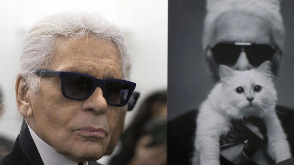 Moștenirea lui Karl Lagerfeld, pusă sub semnul întrebării. Pisica creatorului de modă care are bodyguard, bucătar și menajere riscă să rămână fără bani