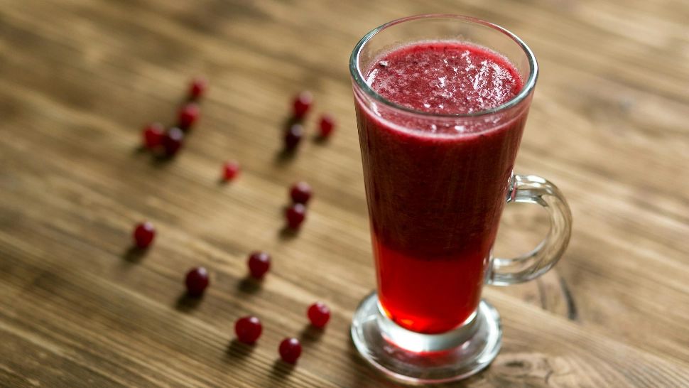 De ce este recomandat să bei suc de merișoare. Ce efecte poate avea în organism