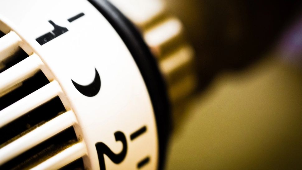 Cum setezi caloriferele din camerele goale? Cât economisesc românii, de fapt, la factura de încălzire