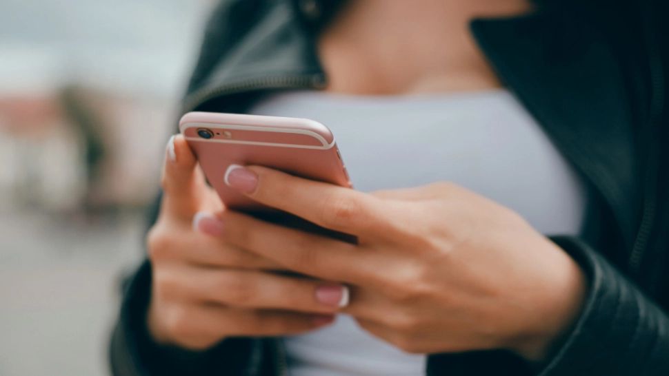 Bătaie pe tehnologia care îți poate spiona telefonul