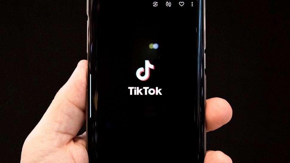 O fostă angajată TikTok acuză compania de hărțuire și presiuni excesive asupra moderatorilor. Cum au reacționat reprezentanții platformei?