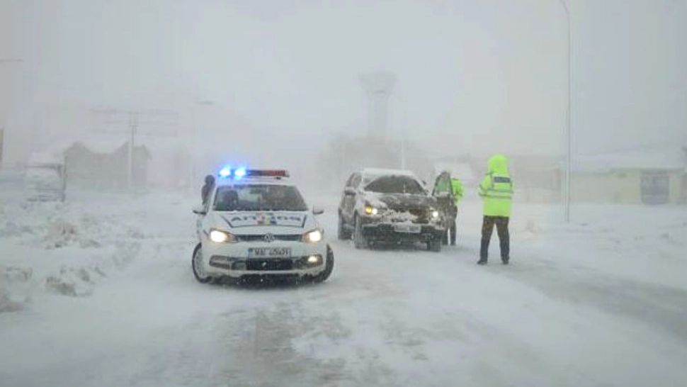 Trafic îngreunat de ninsorile viscolite pe A2 și A1. Mai multe drumuri naționale au fost închise