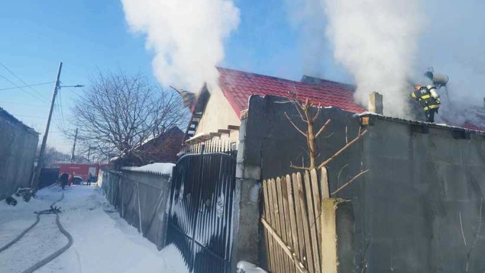 Șase persoane, evacuate după un incendiu într-o casă din Constanța: o femeie a ajuns la spital 