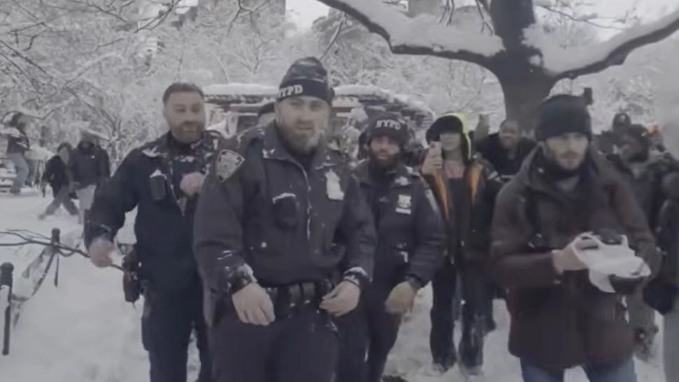 Bătaie cu bulgări de zăpadă. Foto: YouTube