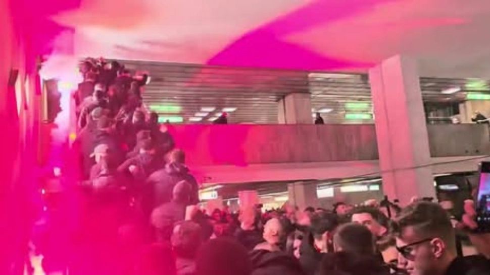 Haos provocat de ultrașii lui Dinamo: torțe, fum și scandări rasiste în drumul spre Giulești - VIDEO