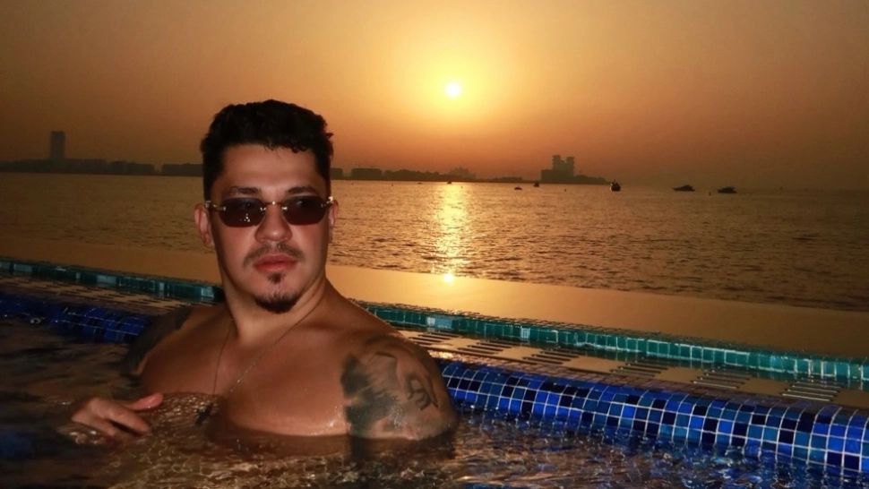 Artist din România, la un pas de moarte. Cântărețul se afla în apropierea aeroportului din Dubai când a fost atacat cu drone: „Am scăpat cu viață, Doamne!”