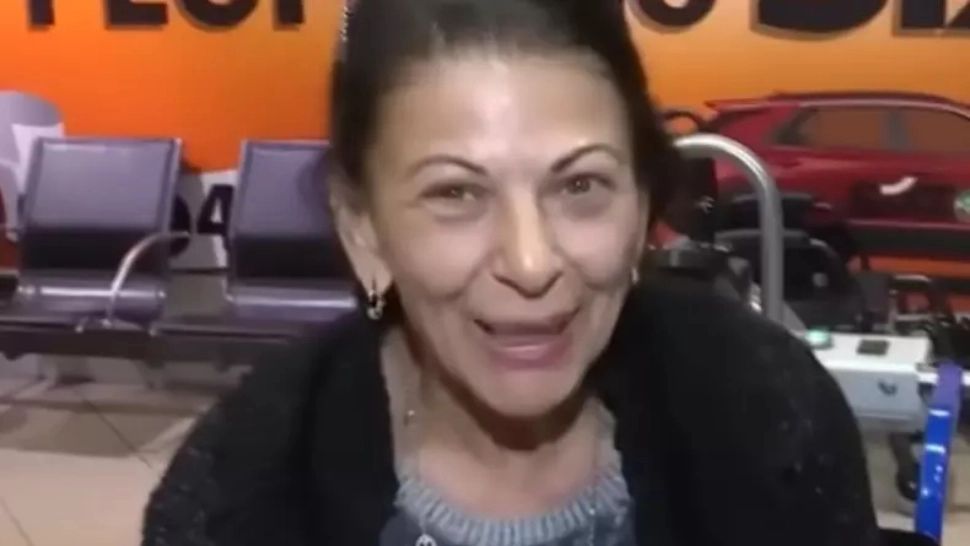 Elena Cârstea, surprinsă în scaun cu rotile la sosirea în România. Artista a explicat ce s-a întâmplat: „Nu pot să merg”